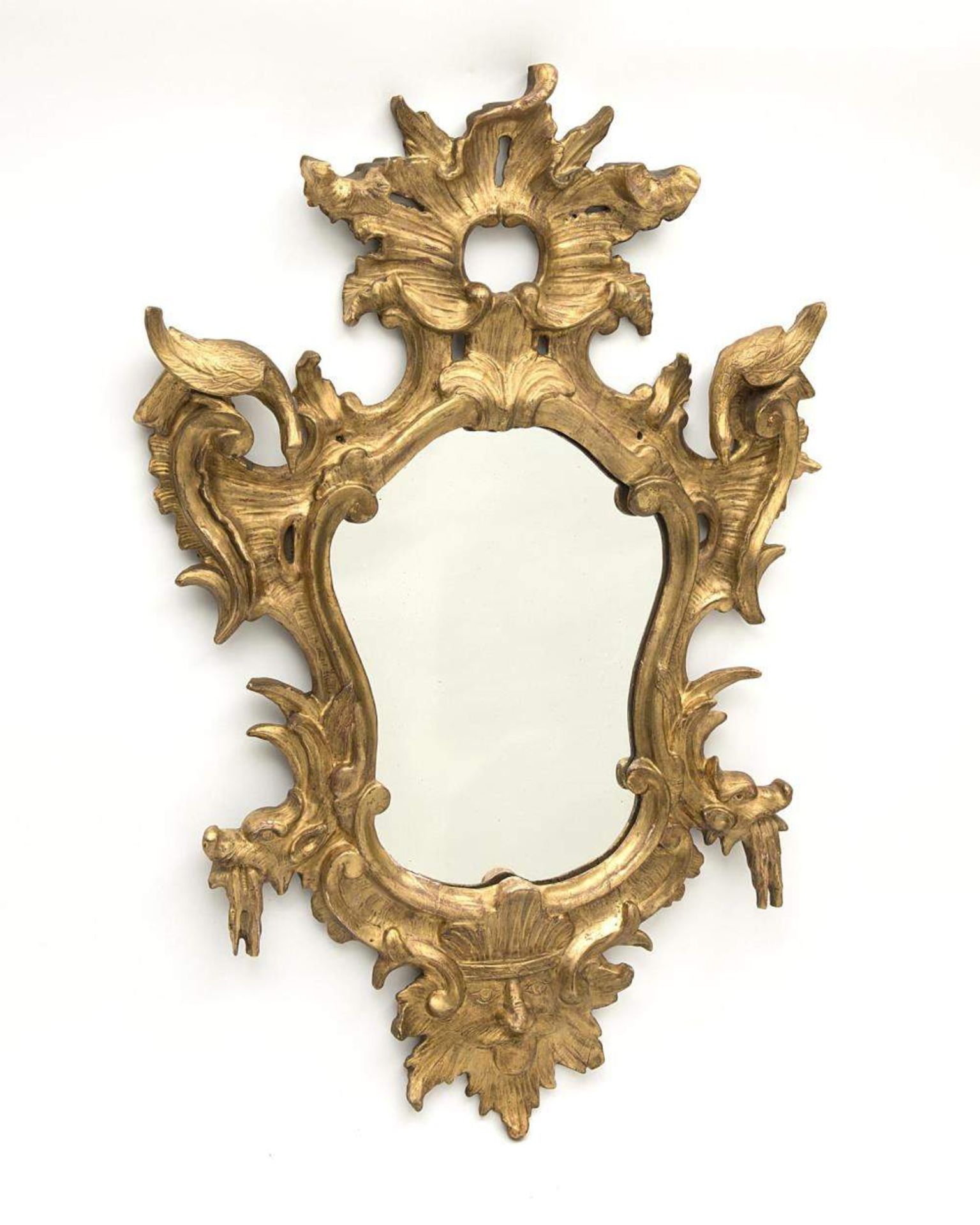 miroir provenant de l'Italie du Nord en bois sculpté et doré à décor de mascarons, oiseaux,
