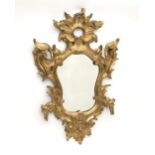 miroir provenant de l'Italie du Nord en bois sculpté et doré à décor de mascarons, oiseaux,