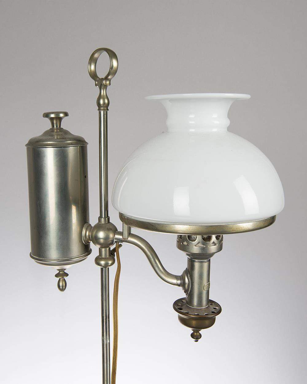 lampe de table à piston, abat-jour en opaline, par Pillischer London.

H. 52.5 cm 
 
Provenance: - Image 2 of 2