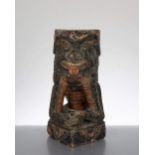 sculpture en bois d'un chien de Fo, Sud Est Asiatique.
sculpture en bois d'un chien de Fo tenant une