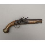 pistolet à silex du début du XVIIIe
, cross en noyer, canon rond, garniture en laiton richement