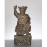 sculpture en bois de Chine de style Ming représentant un soldat marchant
 avec traces de polychromie