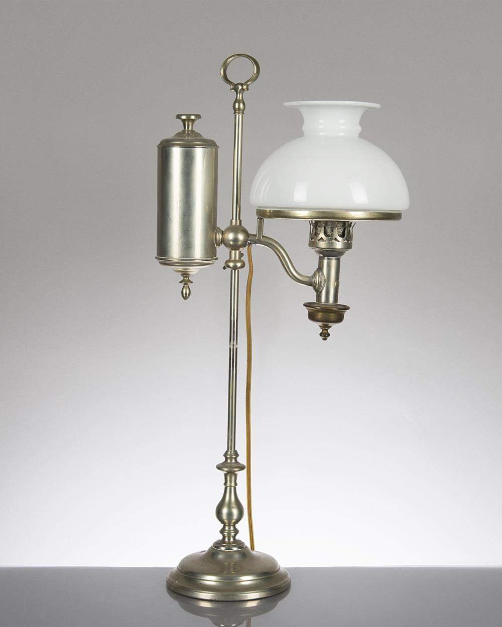 lampe de table à piston, abat-jour en opaline, par Pillischer London.

H. 52.5 cm 
 
Provenance: