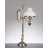 lampe de table à piston, abat-jour en opaline, par Pillischer London.

H. 52.5 cm 
 
Provenance: