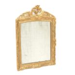 miroir rectangulaire Régence à cadre en bois scultpé doré, fronton ajouré à décor de fruits.

H.