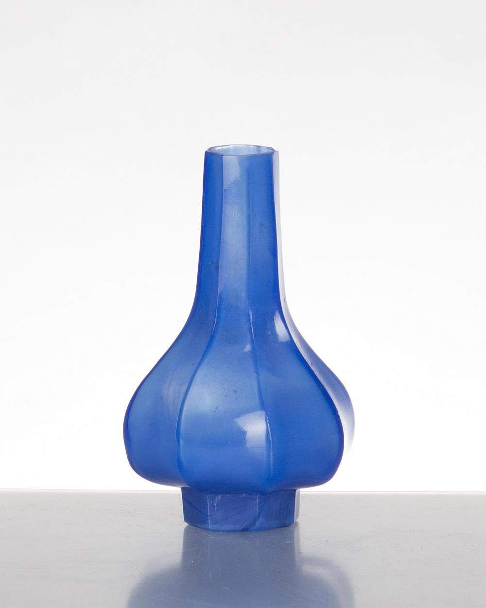 vase en verre bleu de Chine
vase polylobé en verre bleu de Chine, marque Qianlong à 4 caractères