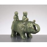 léphant en protoporcelaine vert céladon craquelé du sud-est asiatique, XIXe.
éléphant en