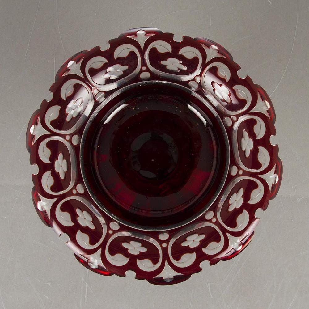 bonbonnière sur piédouche Nap. III en cristal taillé transparent et cristal rouge de Bohème - Image 3 of 4