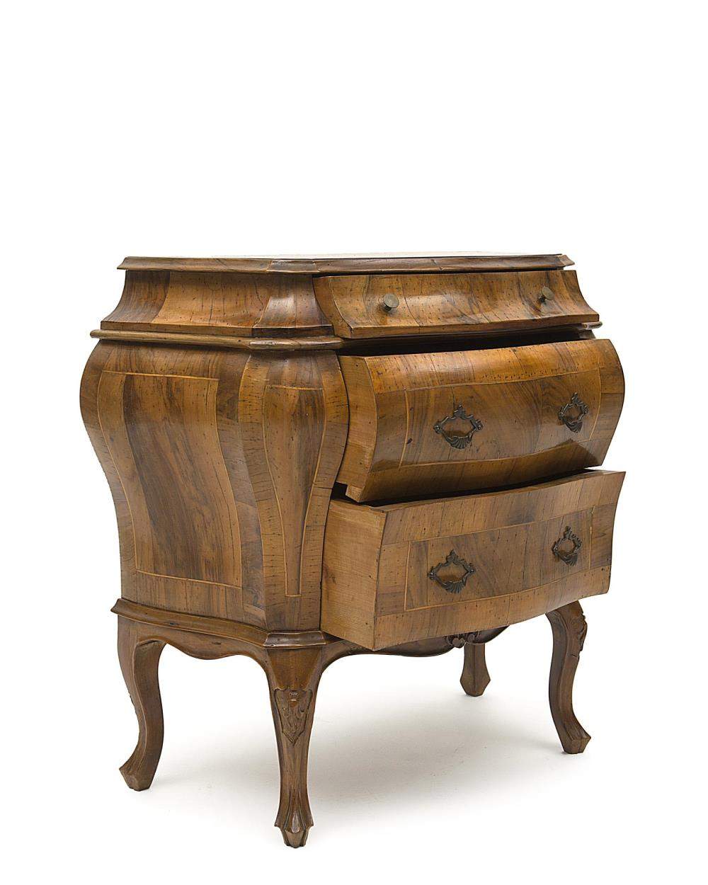 petite commode lombarde de style baroque à 3 tiroirs et placage de noyer

H. 70.5x35x74 cm - Image 2 of 4