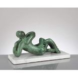 sculpture en bronze à patine verte de Giovanni Mason (né en 1937) "Couple allongé"
 signé sur le