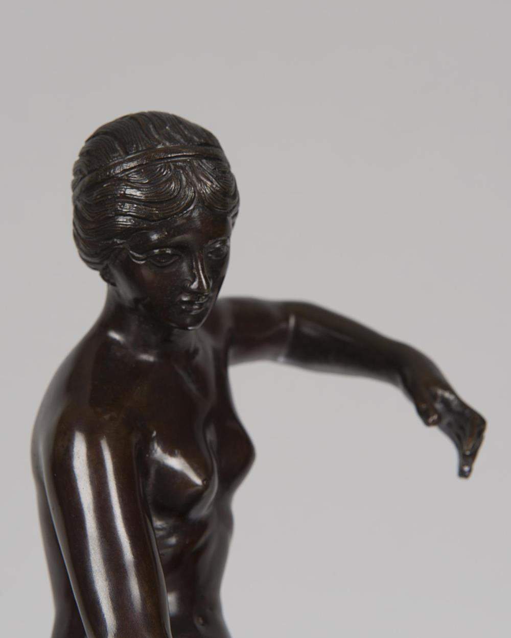 sculpture en bronze à patine médaille d'une jeune femme sur un pied se touchant la cheville de l' - Image 3 of 3