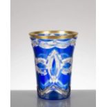 vase en cristal XIXe
vase en cristal légèrement évasé bleu et translucide à lèvre et décor gravé