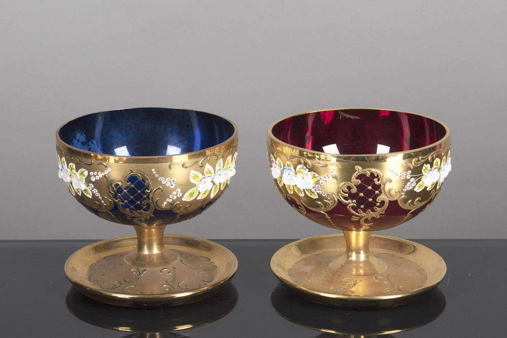 4 coupes et 2 verres sur pied en verre de Venise et surdécor à l'or
4 coupes et 2 verres sur pied en - Image 2 of 3