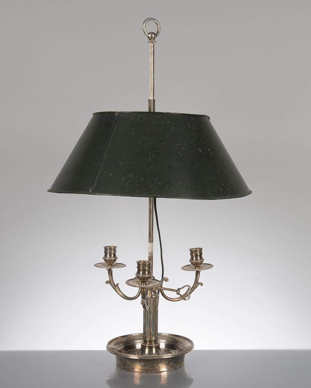lampe bouillote à 3 feux et abat-jour en tôle peinte.

H. 68.5 cm 
 
Provenance: Château de - Image 2 of 2