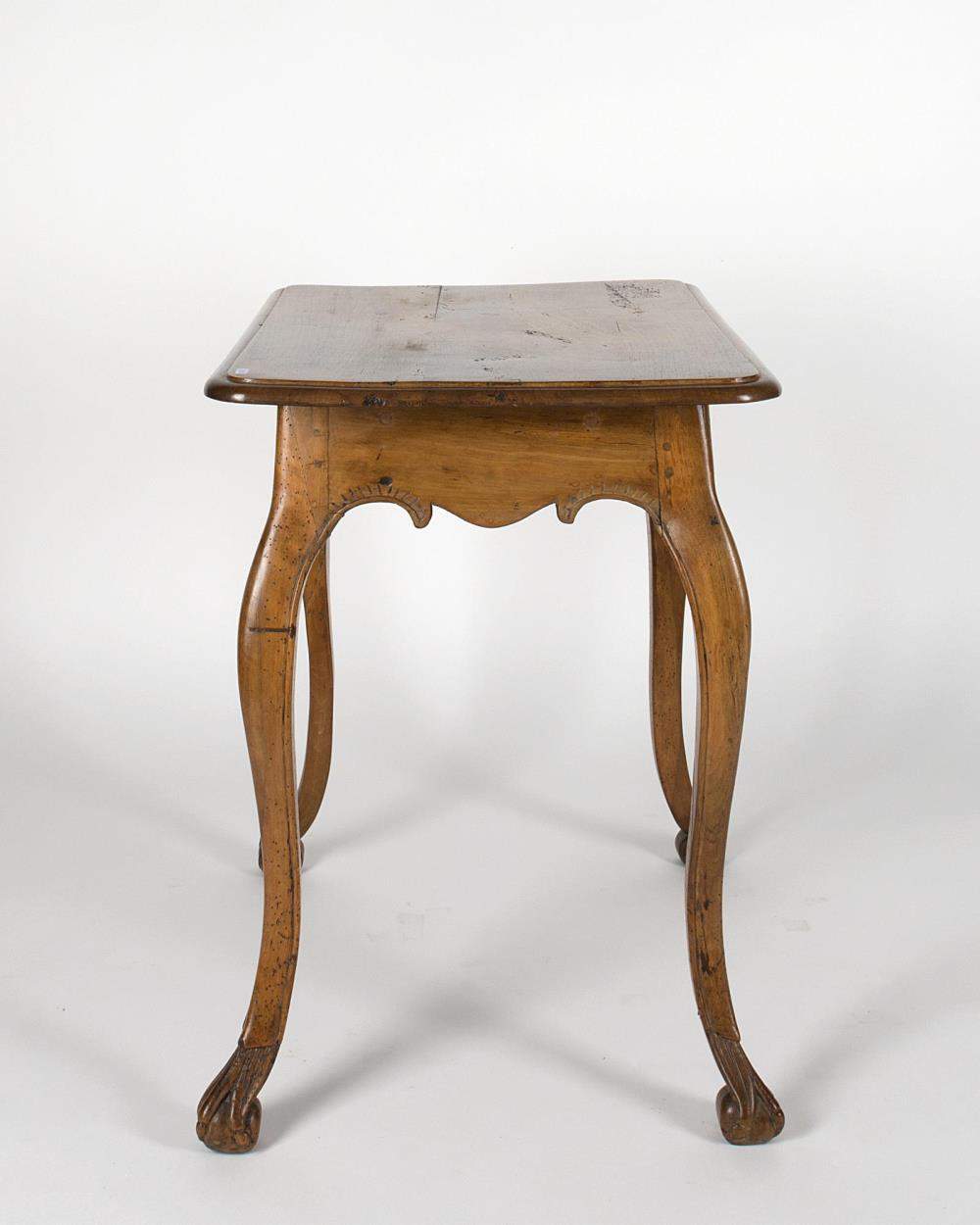 petite table en noyer de st. baroque à 4 pieds cambrés terminés par des pieds griffes à boule, - Image 2 of 3