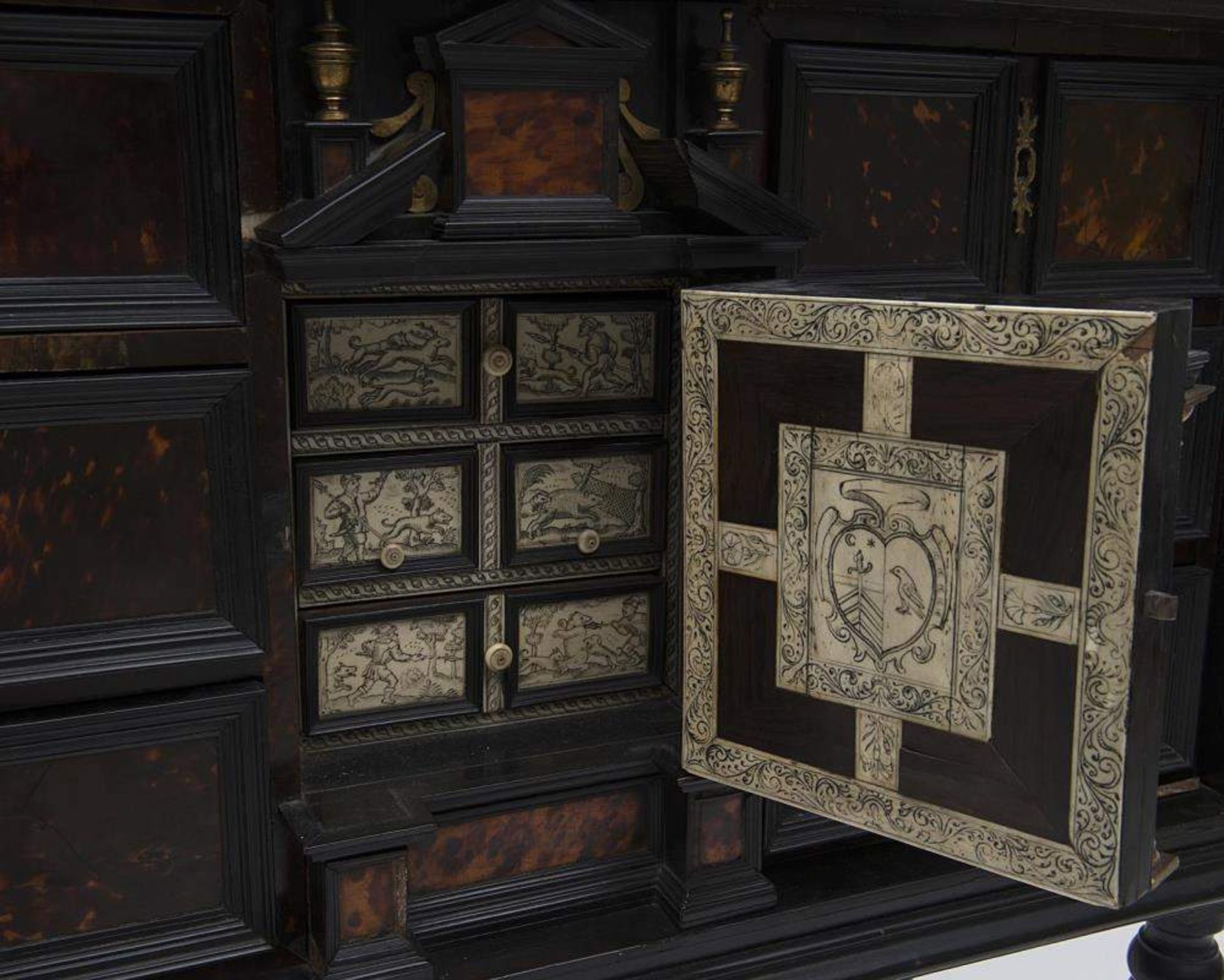 cabinet en bois noirci et placage d'écaille rouge
, ouvrant par plusieurs portes et tiroirs, porte - Image 3 of 3