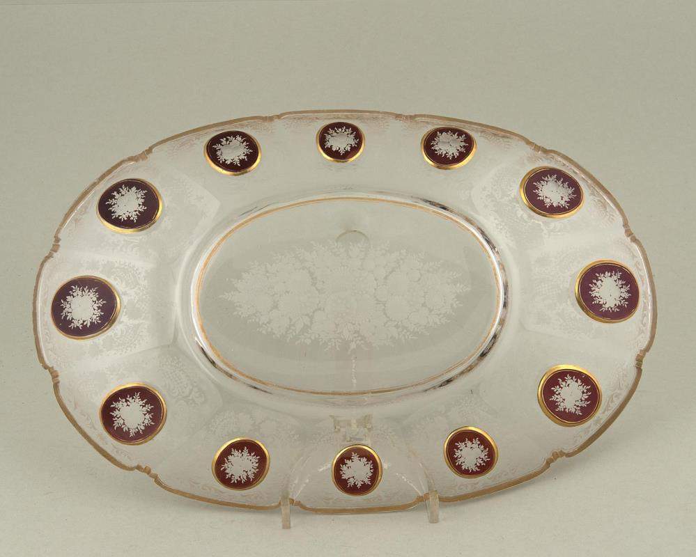plat ovale en cristal taillé
 à décor floral et médaillons sur champ rouge, bordure à l'or.
Epoque - Image 2 of 2