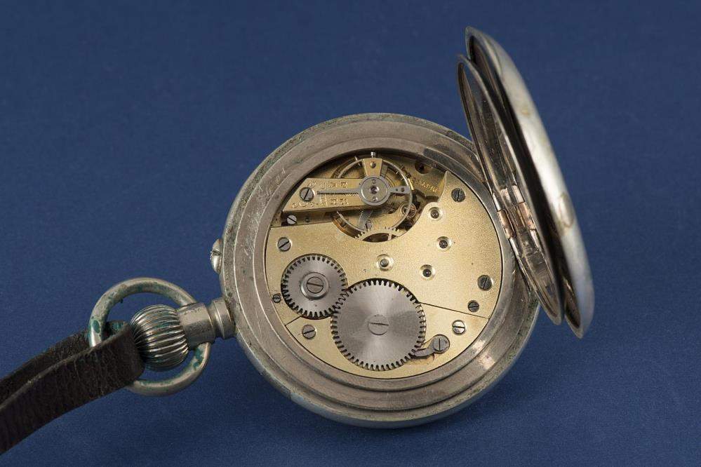 montre gousset anonyme à boîte en acier, cadran en émail, chiffres romains, secondes à 6h.
 
D. 58 - Image 2 of 3