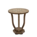 petite table guéridon marocaine marquetée sur 3 pieds
.
H. 51 & D. 45 cm