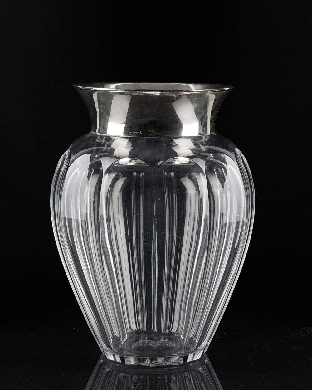 vase globulaire en cristal à panse cannelée et col et lèvre en argent .925

H. 25 cm & D. 20 cm