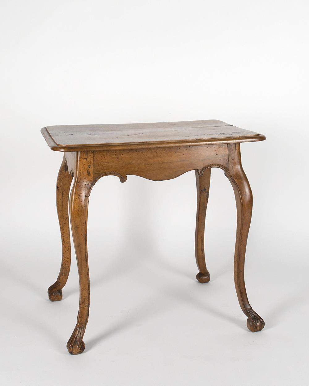 petite table en noyer de st. baroque à 4 pieds cambrés terminés par des pieds griffes à boule,