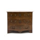 commode baroque bernoise à 3 tiroirs de forme galbée en placage de noyer et ronce de noyer
 dans des