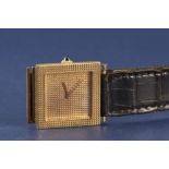 montre bracelet de dame carrée en or jaune .750 Boucheron Paris
 n° 83226 Bt 1203255.
Circa 1950.