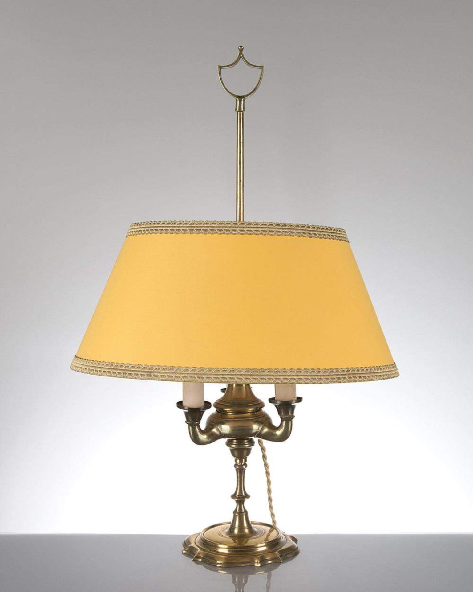 lampe bouillotte en métal doré à 3 feux, abat-jour moderne.
 
H. 60 cm