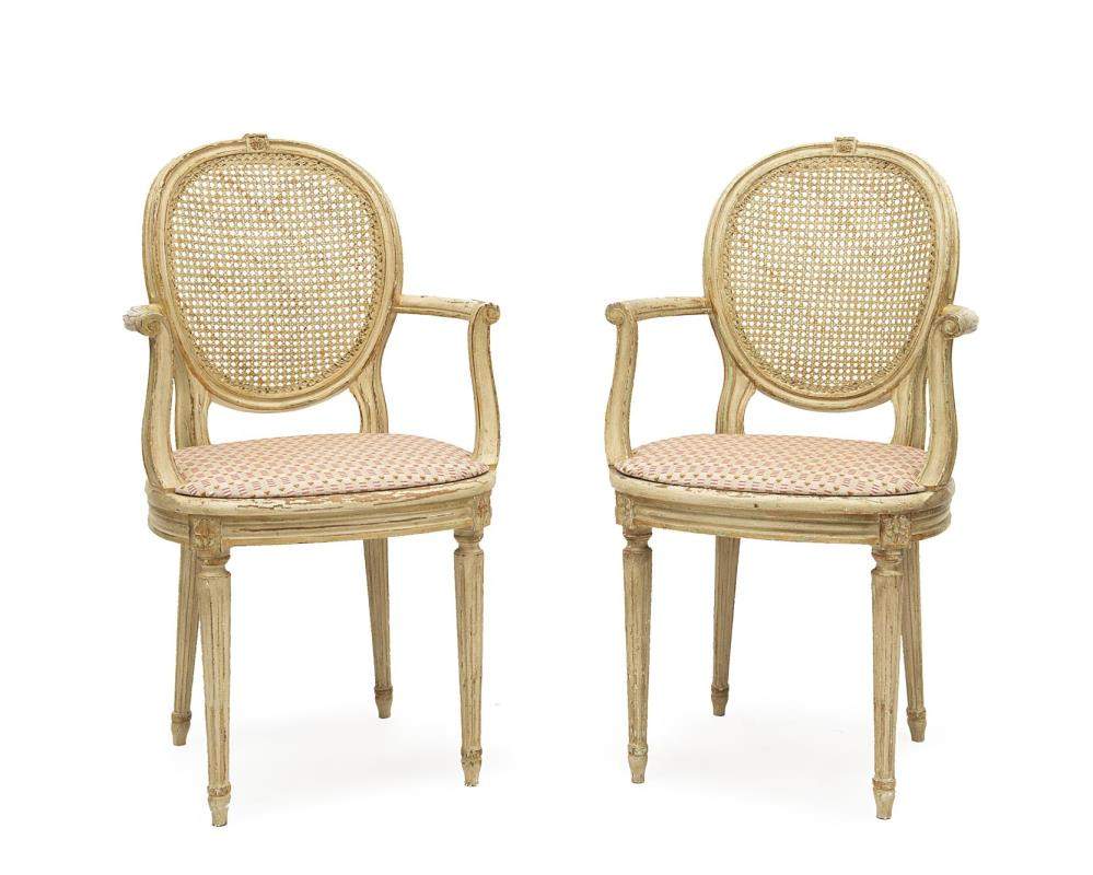 paire de fauteuils de style Louis XVI en bois peint blanc et assise et dossier canné

H. 94x57x53