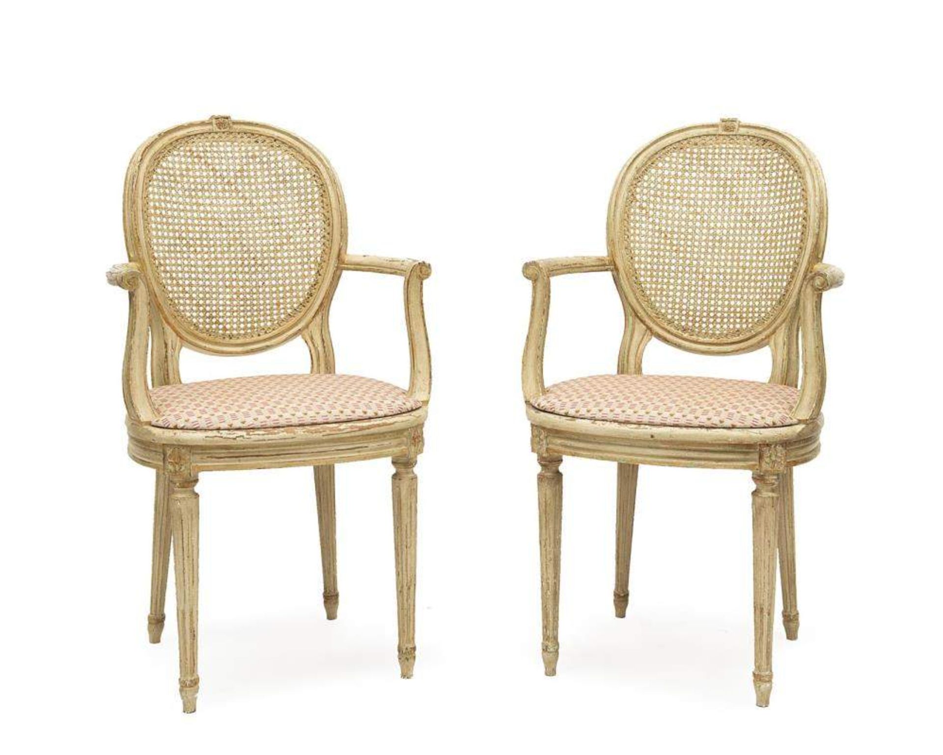 paire de fauteuils de style Louis XVI en bois peint blanc et assise et dossier canné

H. 94x57x53
