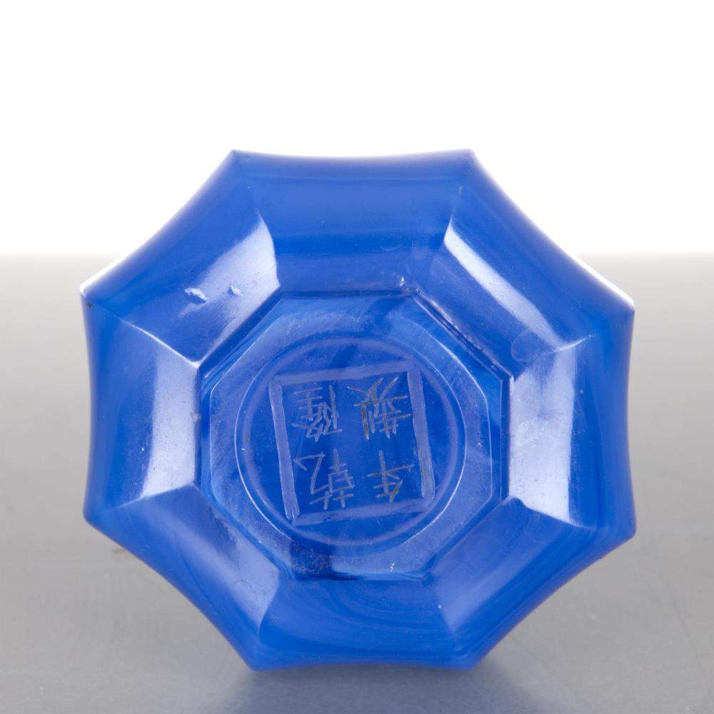 vase en verre bleu de Chine
vase polylobé en verre bleu de Chine, marque Qianlong à 4 caractères - Image 3 of 3