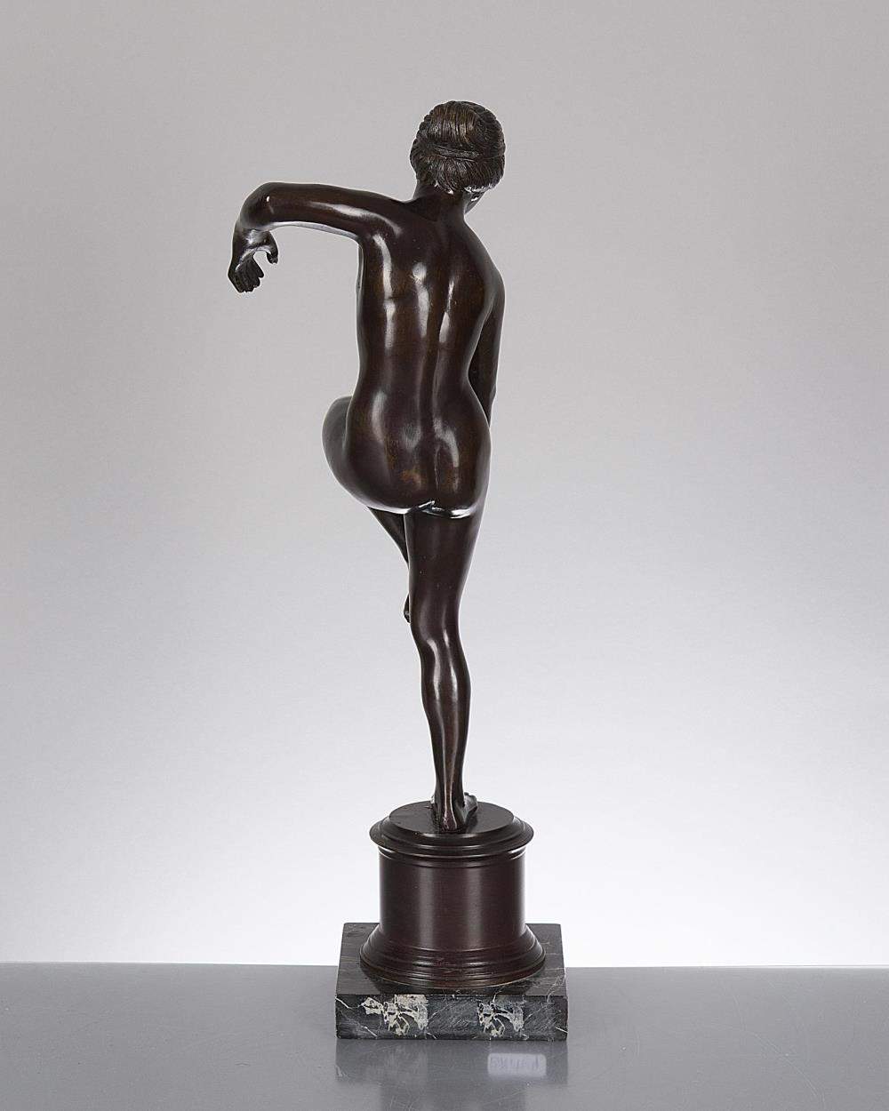 sculpture en bronze à patine médaille d'une jeune femme sur un pied se touchant la cheville de l' - Image 2 of 3