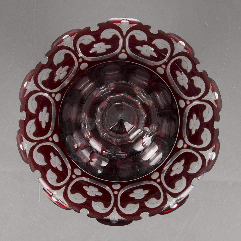bonbonnière sur piédouche Nap. III en cristal taillé transparent et cristal rouge de Bohème - Image 4 of 4