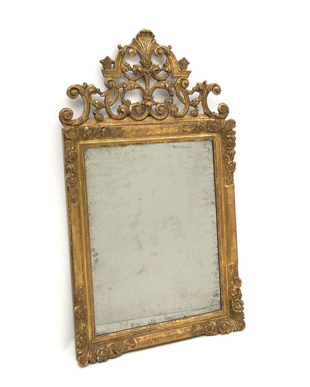 miroir Régence vers 1720 à cadre en bois doré et important fronton ajouré
 à décor de feuillage et