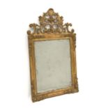 miroir Régence vers 1720 à cadre en bois doré et important fronton ajouré
 à décor de feuillage et