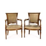 2 fauteuils Directoire en noyer recouverts d'un velours beige.
 
H. 83x53x61 cm