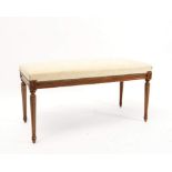 banquette de style Louis XVI à assise en skaï blanc

H. 45x91x41 cm
Skaï à laver