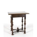 petit table en acajou de style Louis XIII
 à 4 pieds en bois tourné terminés par des raves,