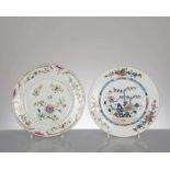 2 assiettes en porcelaine de la Compagnie des Indes, Chine, à décor floral en famille rose
.