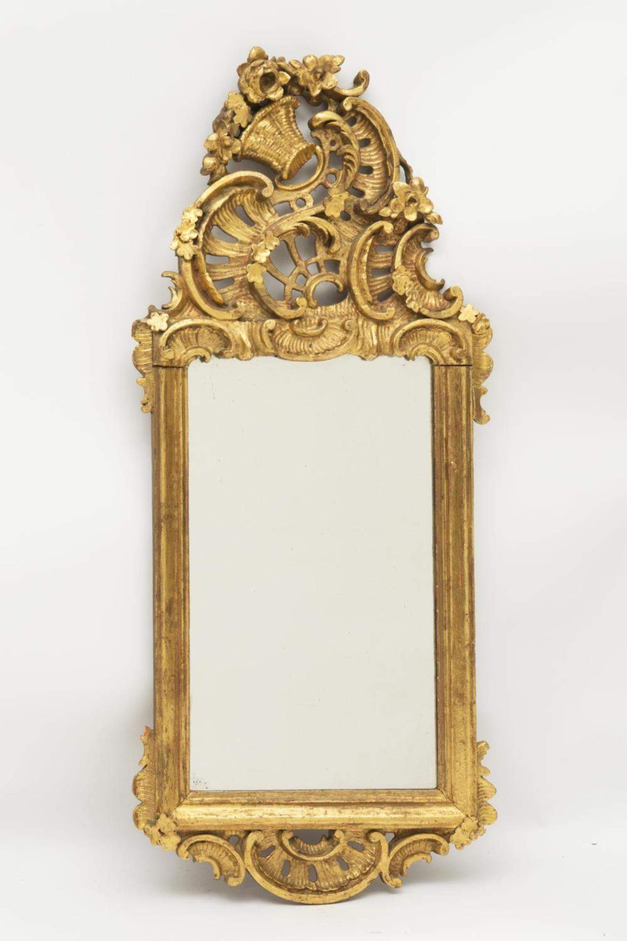 miroir rectangulaire baroque du XVIIIe à cadre en bois doré et sculpté. Provenance d'un château de