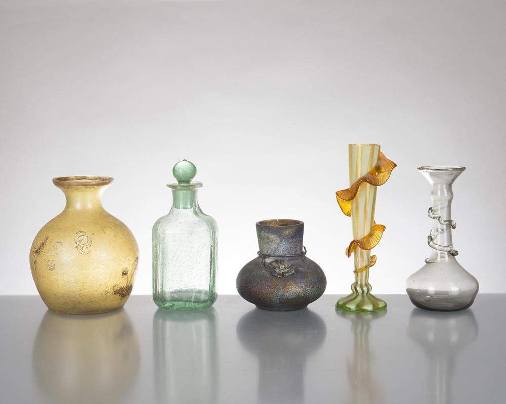 1 bouteille à alcool en verre gravé du XIXe et 4 vases en verre gravés vers 1900
bouteille à