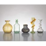 1 bouteille à alcool en verre gravé du XIXe et 4 vases en verre gravés vers 1900
bouteille à