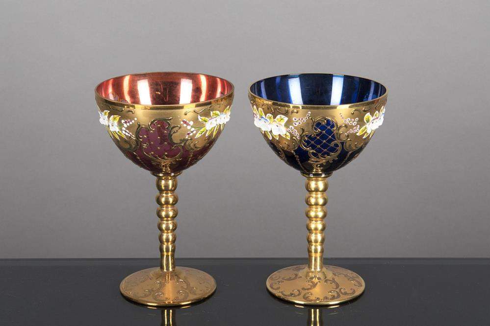 4 coupes et 2 verres sur pied en verre de Venise et surdécor à l'or
4 coupes et 2 verres sur pied en - Image 3 of 3