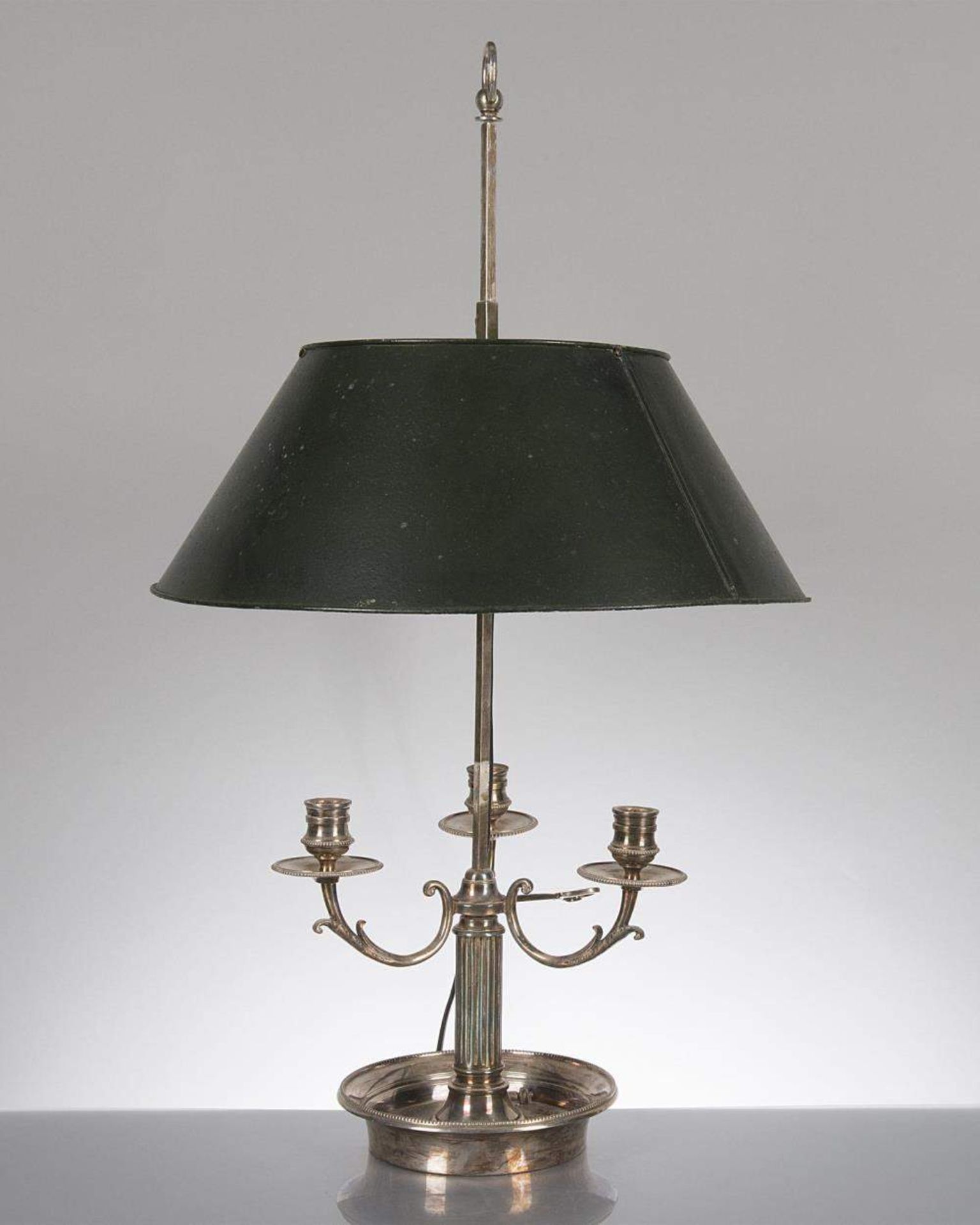 lampe bouillote à 3 feux et abat-jour en tôle peinte.

H. 68.5 cm 
 
Provenance: Château de