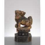 sculpture en bois laqué doré d'un chien de Fo d'Asie du Sud Est.
sculpture en bois laqué doré d'un
