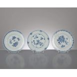 3 assiettes plates en porcelaine de la Compagnie des Indes, Chine, à décor de fleurs
. Epoque