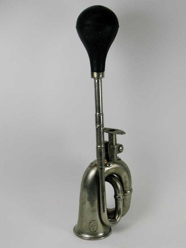*Double-Coil Bulb Horn, manufactured by Lucas, but possessing a  ‘Star’ on the side, indicating that