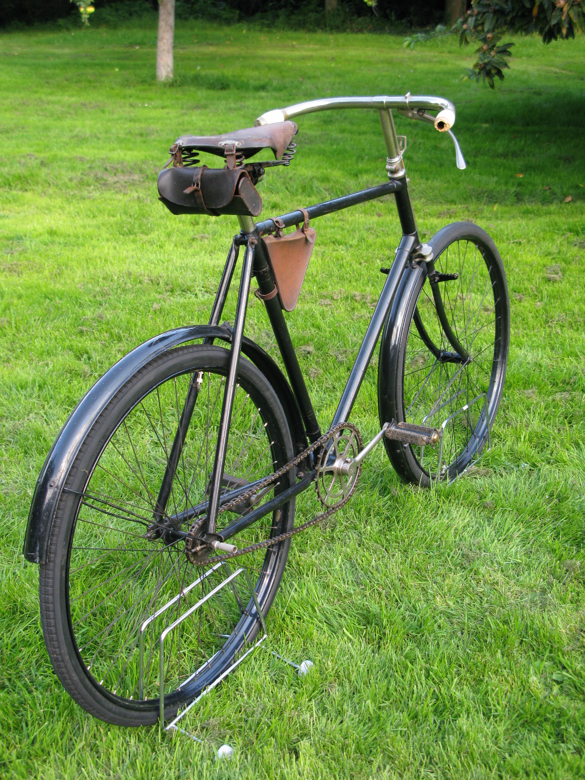 *1900 Raglan No 17 Roadster. A gentleman's bicycle with a 23 1/2-inch black-enamelled frame with a - Image 2 of 4