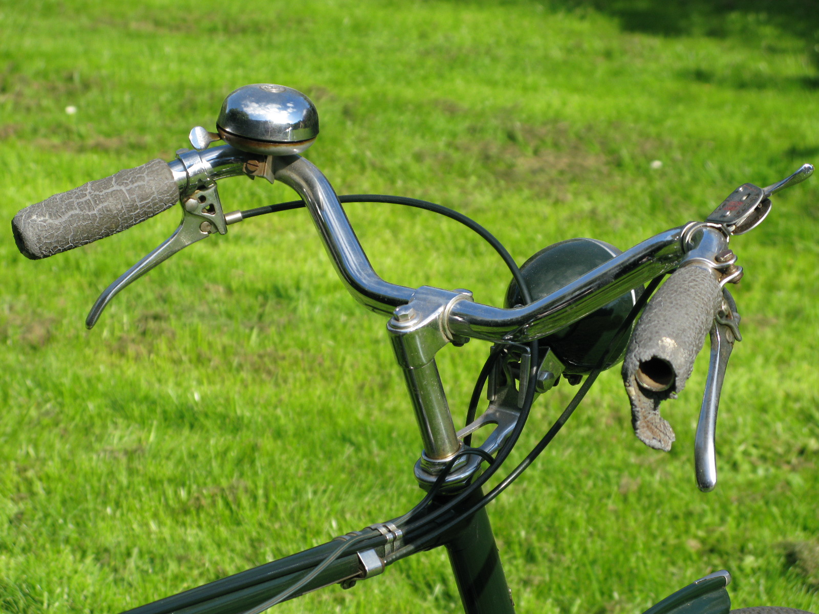 *A 1950 Raleigh 'Superbe' Roadster. Retaining its original dark green enamel, with correct labelling - Image 3 of 4