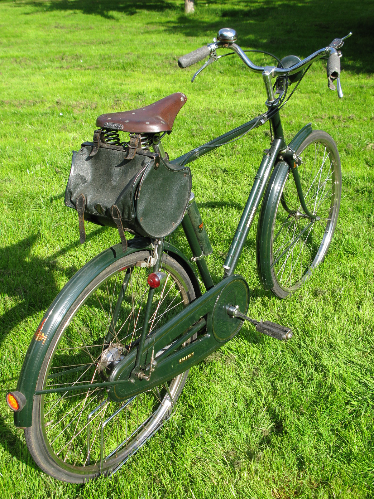 *A 1950 Raleigh 'Superbe' Roadster. Retaining its original dark green enamel, with correct labelling - Image 4 of 4